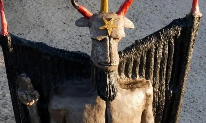 Prefeitura petista de São Gonçalo, no Ceará, autoriza estátua do diabo de 11 metros na praia de Taíba